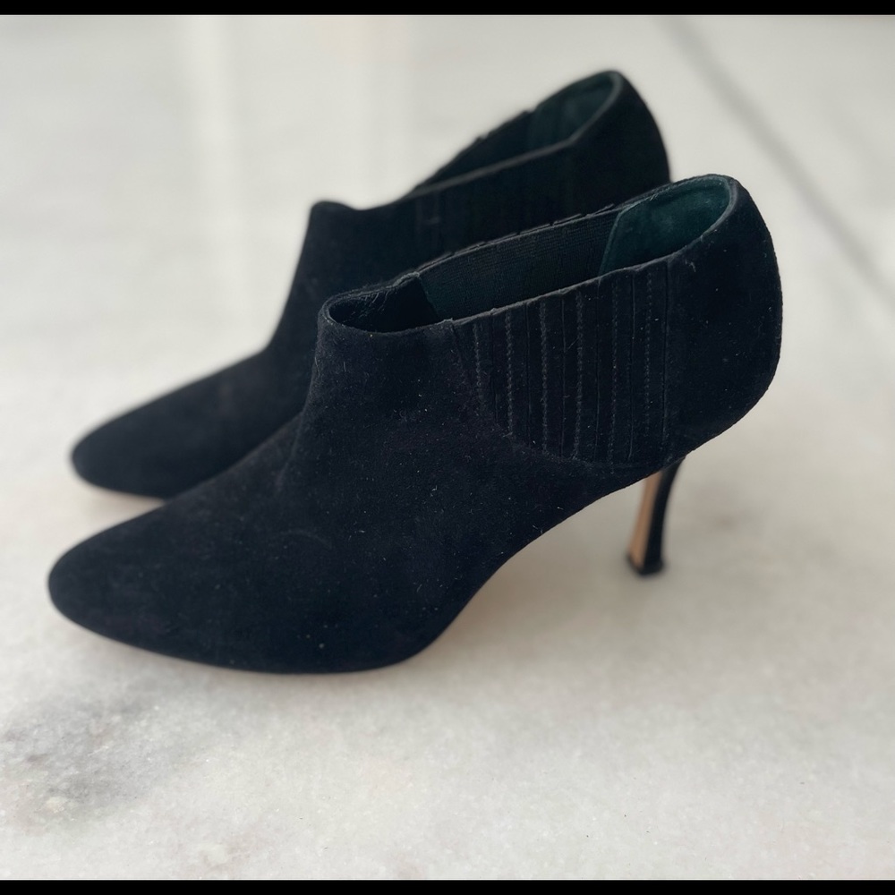 Beautiful Manolo Blahnik Suede Black Pump Booties EUC